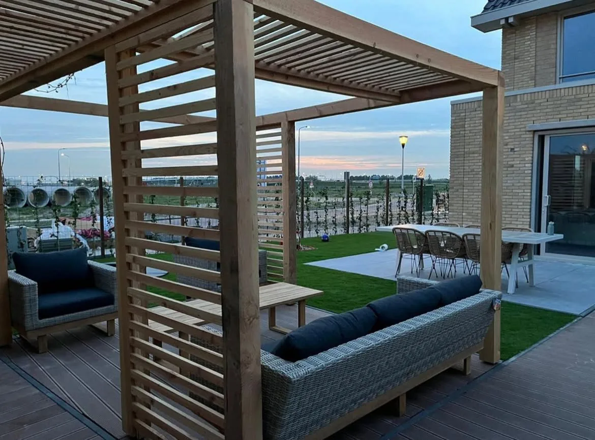 Tuin in fases met pergola, vlonder en kunstgras