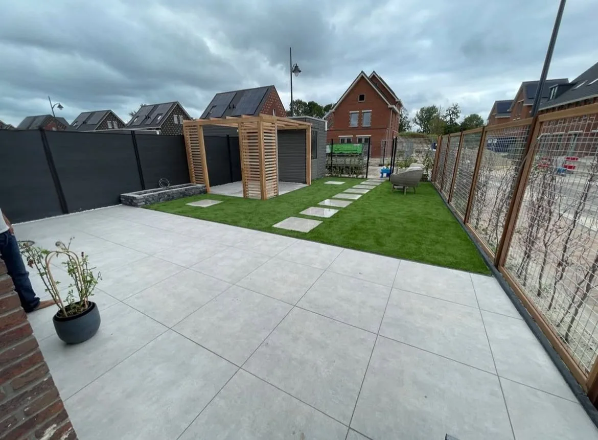 Eigentijdse tuin met pergola