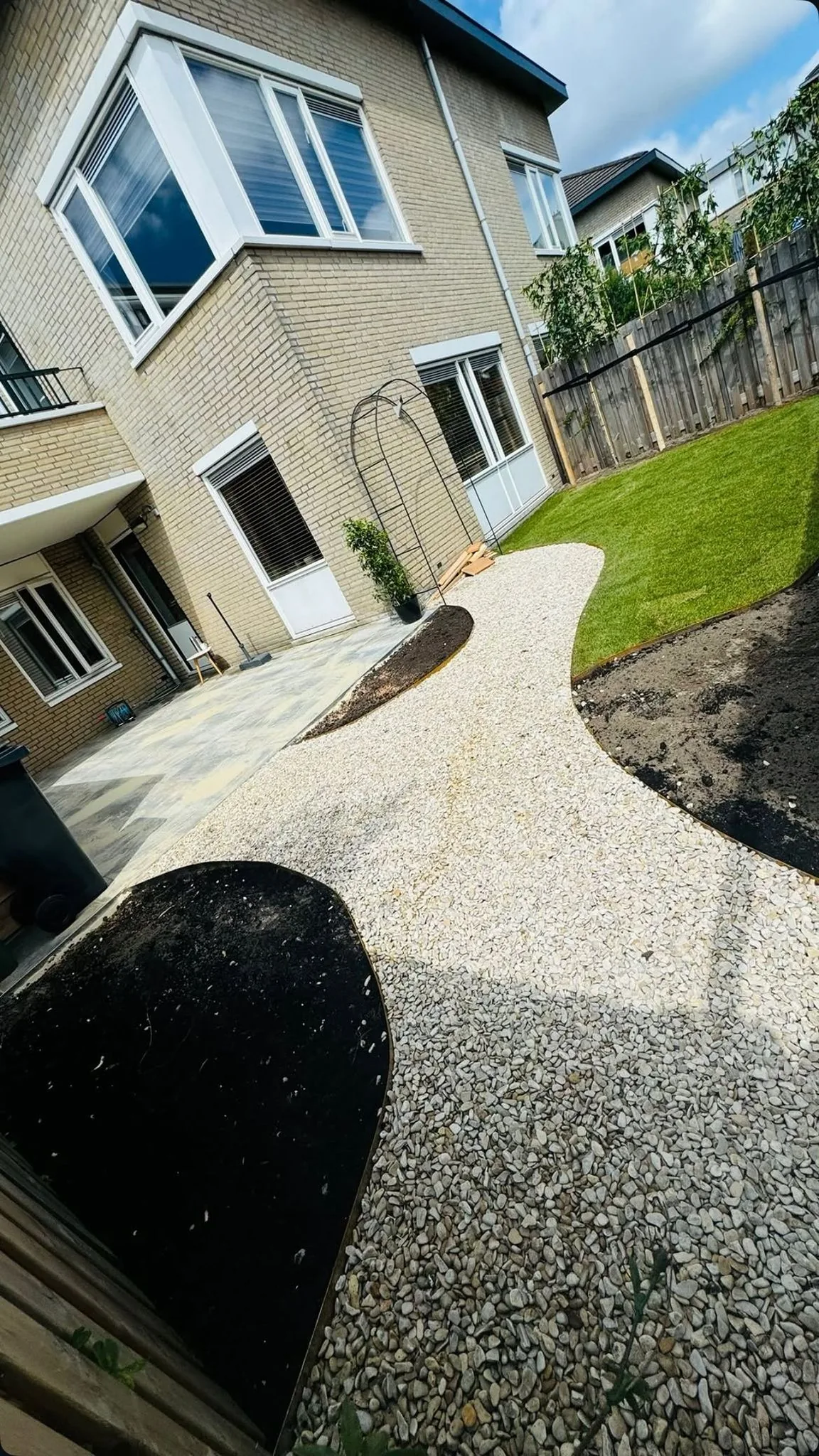 Mediterrane tuin met grindpad