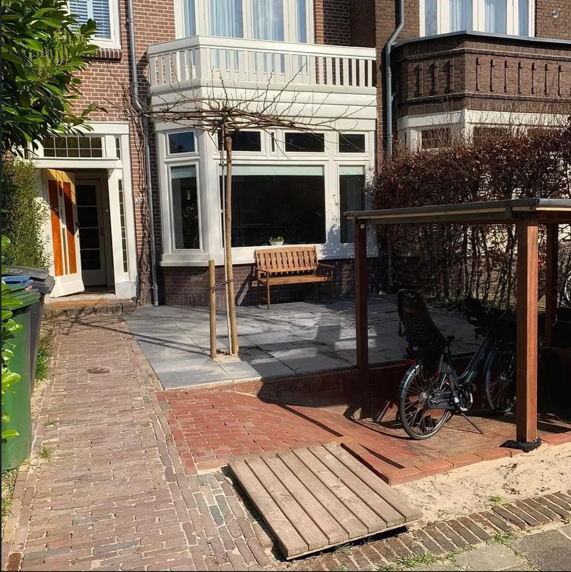 Warme tuin met houten overkapping