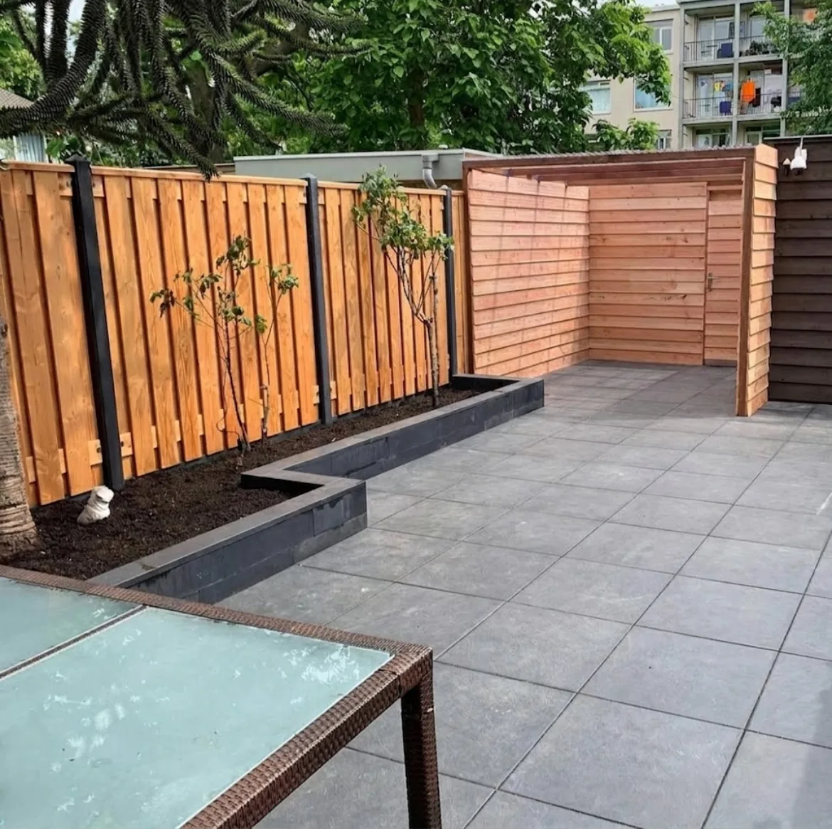 Strakke tuin met overkapping