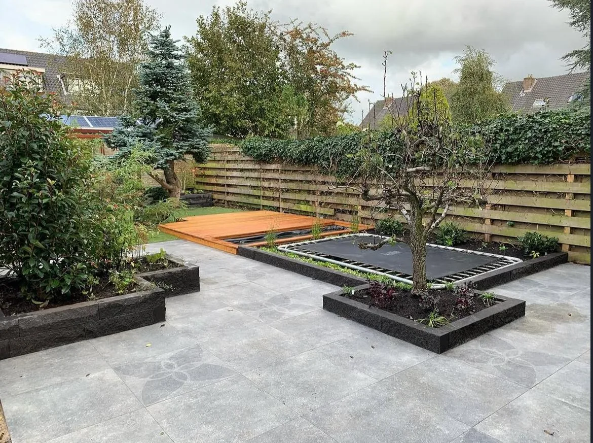 Klassieke tuin met houten vlonder