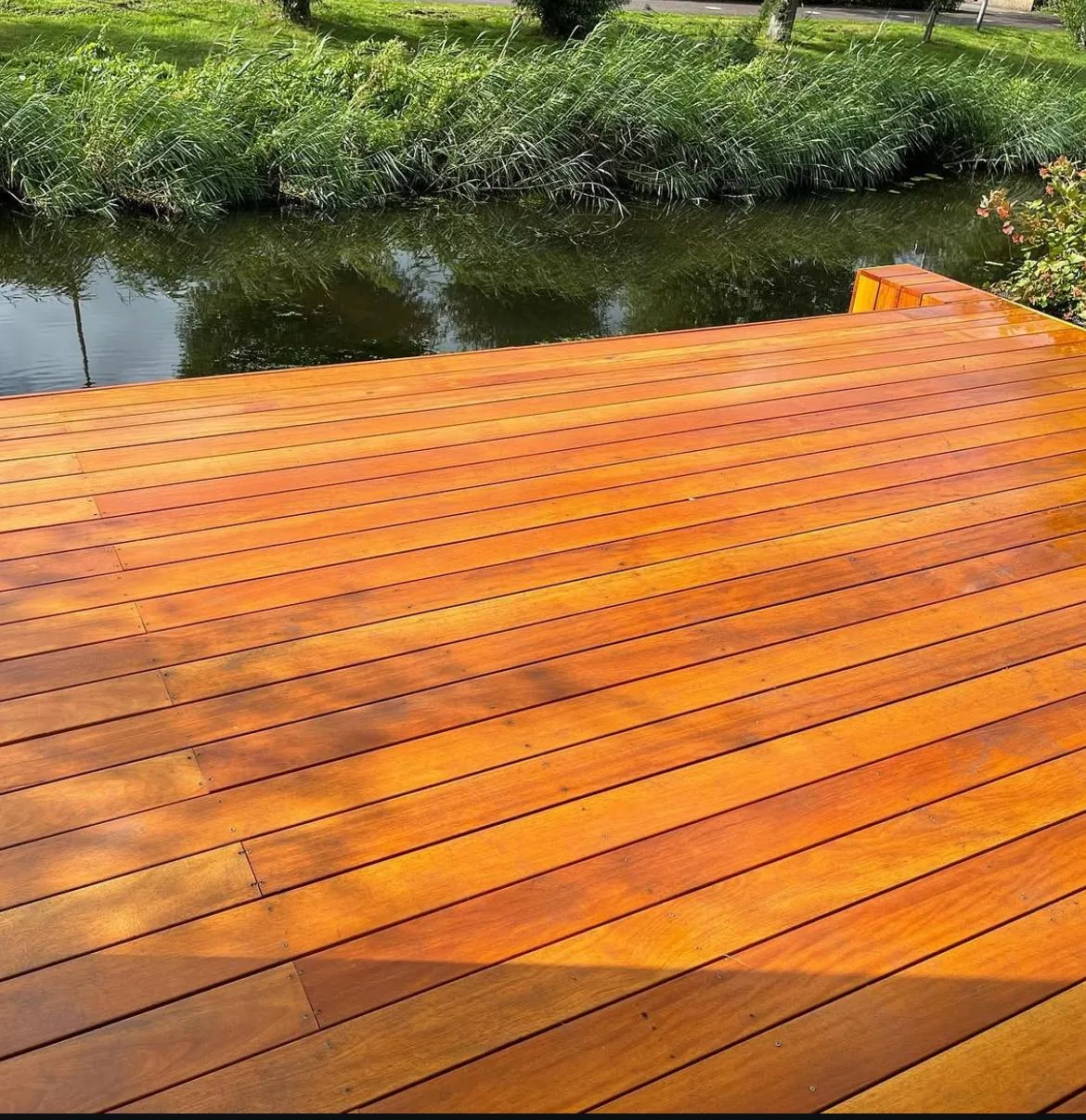 Royale familietuin met houten vlonder