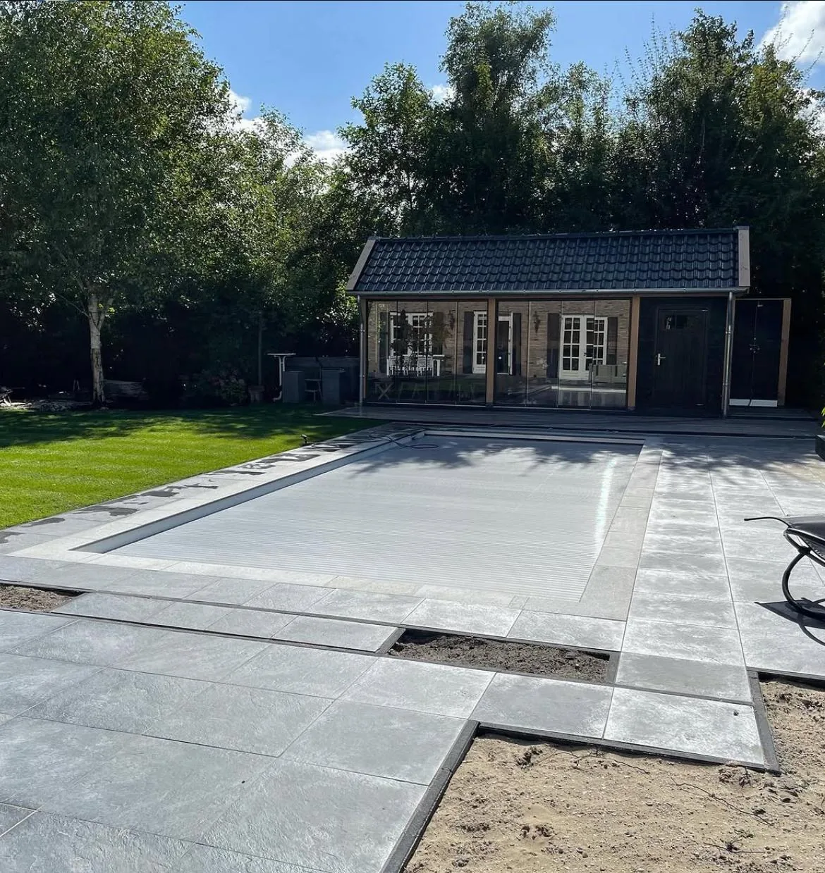 Eigentijdse tuin met overkapping