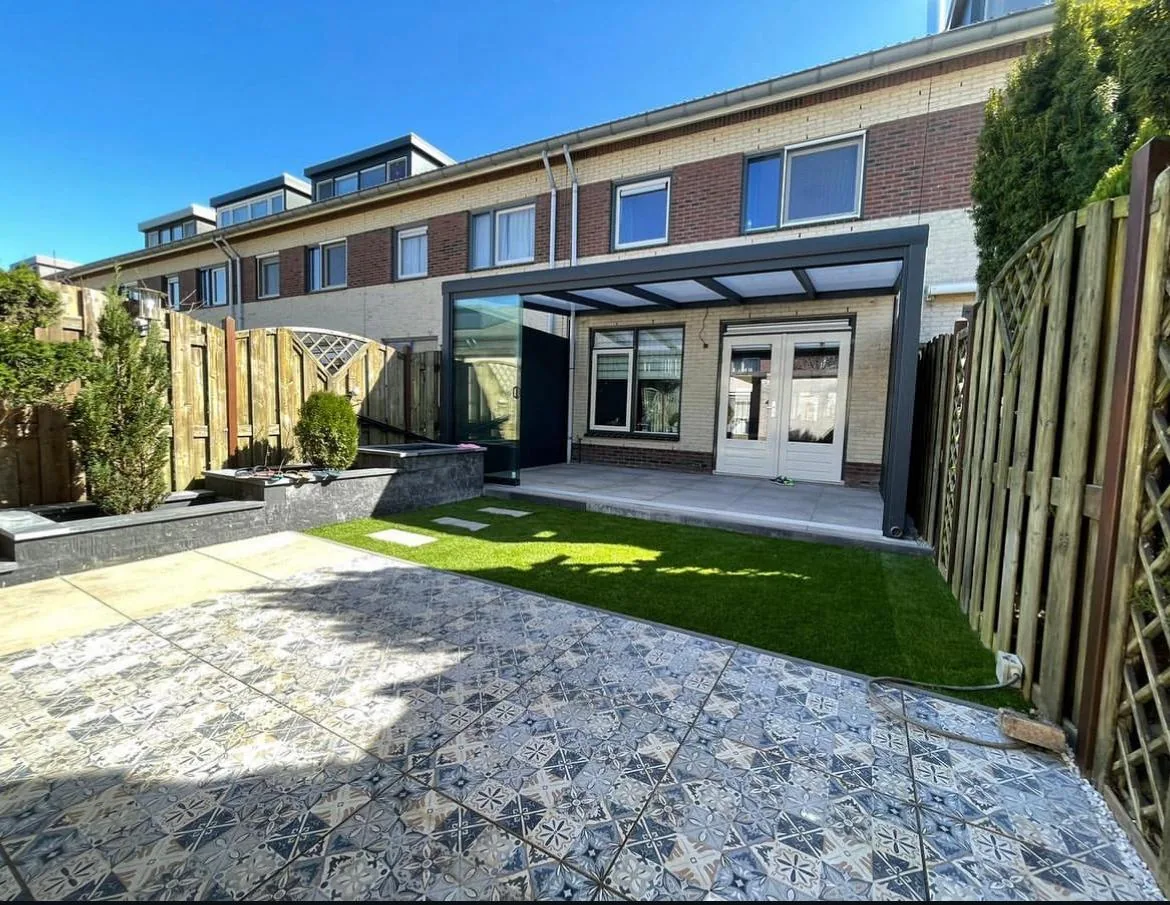 Compacte sfeertuin met groene accenten