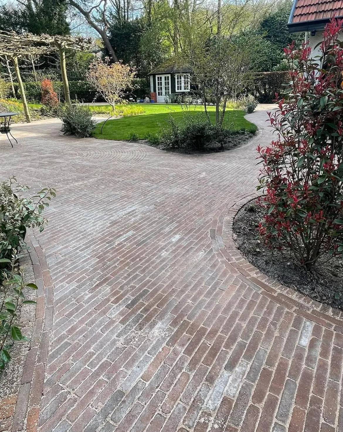 Klassieke tuin met waaltjes en berging