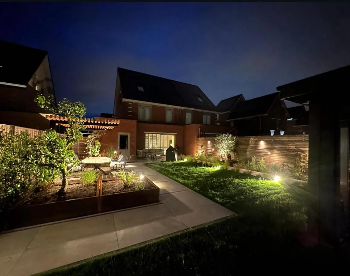 Eigentijdse tuin met cortenstaal en overkapping