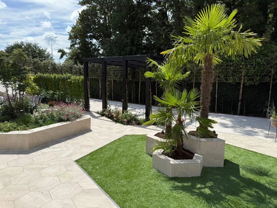 Moderne tuin met overkapping