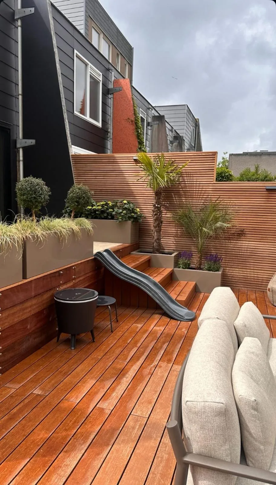 Intieme tuin met hardhouten vlonder